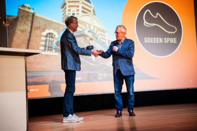 Atletiekbokaal 2026 overhandigd aan Gouden Spike voorzitter
